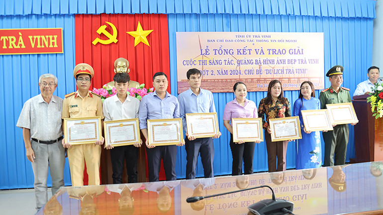 Các tác giả, đại diện nhóm tác giả có tác phẩm đăng tải trên website Ban Tuyên giáo Tỉnh ủy Trà Vinh được nhận Giấy khen.