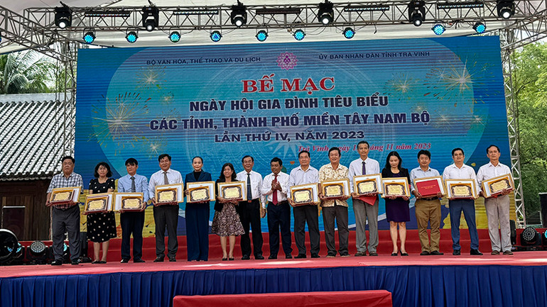 Đại diện các đơn vị tham gia Ngày hội gia đình tiêu biểu khu vực Tây Nam Bộ nhận Bằng khen của Ủy ban nhân dân tỉnh Trà Vinh. Đại diện các đơn vị tham gia Ngày hội gia đình tiêu biểu khu vực Tây Nam Bộ nhận Bằng khen của Ủy ban nhân dân tỉnh Trà Vinh.