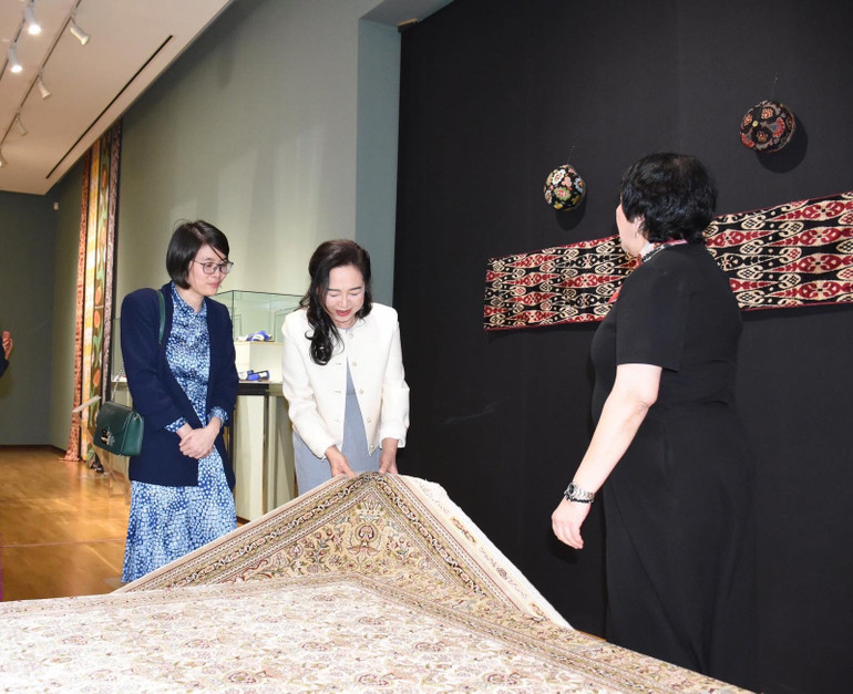 Phu nhân Chủ tịch Quốc hội Nguyễn Thị Thanh Nga tham quan Khu trưng bày nghệ thuật NBU. Phu nhân Chủ tịch Quốc hội Nguyễn Thị Thanh Nga tham quan Khu trưng bày nghệ thuật NBU.