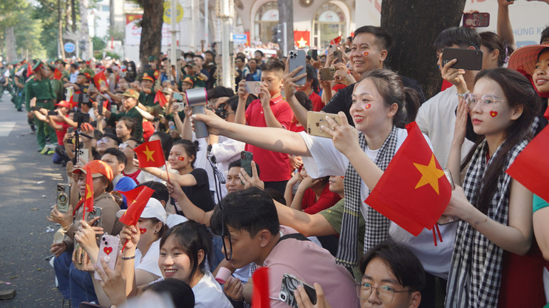 Sáng 30/4, người dân không ngại nắng nóng chào đón đoàn diễu binh tại đường Nam Kỳ Khởi Nghĩa, Thành phố Hồ Chí Minh nhân kỷ niệm 50 năm Ngày Giải phóng miền nam, thống nhất đất nước.