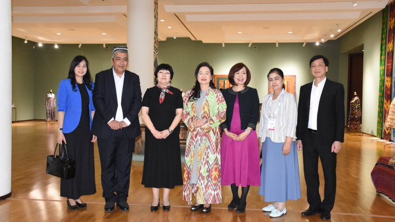 Phu nhân Nguyễn Thị Thanh Nga cùng các đại biểu. Phu nhân Nguyễn Thị Thanh Nga cùng các đại biểu.