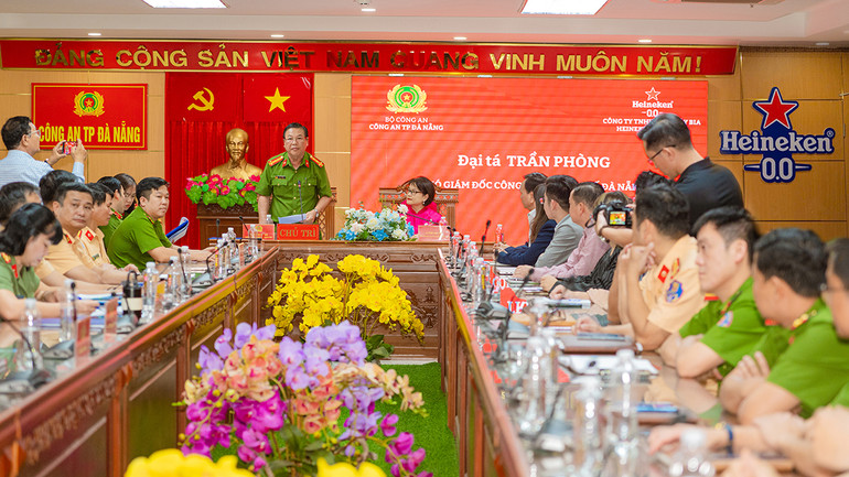 Đại tá Trần Phòng, Phó Giám đốc Công an thành phố Đà Nẵng phát biểu tại buổi ký kết. Đại tá Trần Phòng, Phó Giám đốc Công an thành phố Đà Nẵng phát biểu tại buổi ký kết.