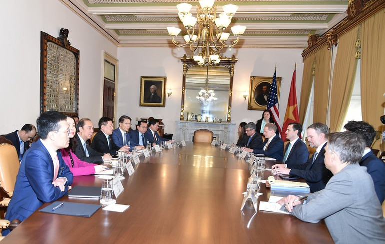 Phó Thủ tướng đề nghị, mặc dù Hoa Kỳ đã quyết định hoãn áp thuế 90 ngày, nhưng hai nước cần sớm đàm phán một thỏa thuận thương mại song phương nhằm tạo khuôn khổ lâu dài thúc đẩy quan hệ kinh tế, thương mại ổn định, cùng có lợi, phù hợp khuôn khổ quan hệ Đối tác chiến lược toàn diện giữa hai nước. (Ảnh: TRẦN MẠNH)
