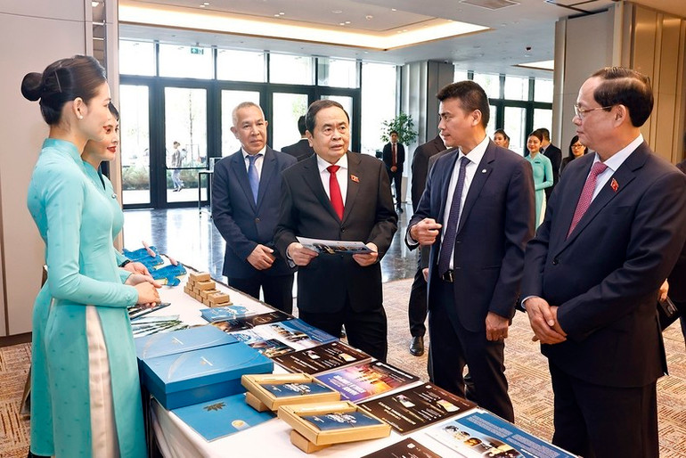 Chủ tịch Quốc hội Trần Thanh Mẫn tham quan gian hàng của Vietnam Airlines. (Ảnh: TTXVN)