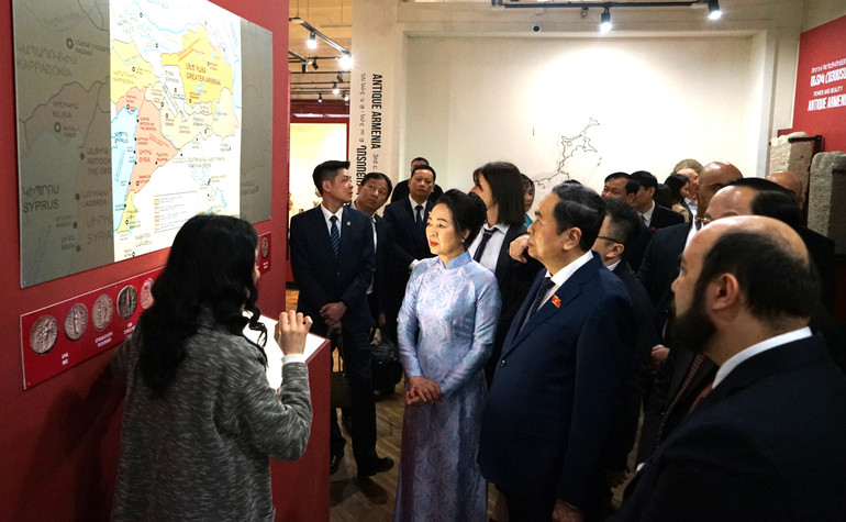 Chủ tịch Quốc hội và Phu nhân nghe giới thiệu về các tài liệu lịch sử, văn hóa đất nước bạn. Chủ tịch Quốc hội và Phu nhân nghe giới thiệu về các tài liệu lịch sử, văn hóa đất nước bạn.