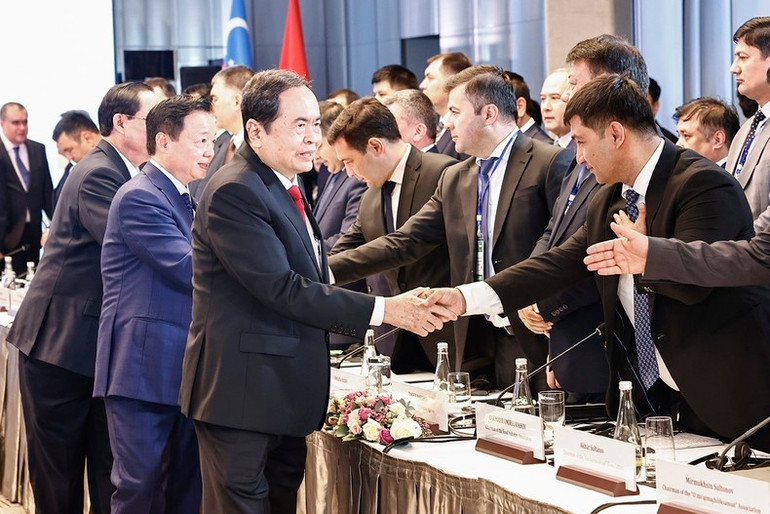 Chủ tịch Quốc hội Trần Thanh Mẫn với các đại biểu. (Ảnh: TTXVN)