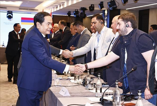 Chủ tịch Quốc hội Trần Thanh Mẫn gặp gỡ các doanh nghiệp Armenia và Việt Nam. (Ảnh: TTXVN) Chủ tịch Quốc hội Trần Thanh Mẫn gặp gỡ các doanh nghiệp Armenia và Việt Nam. (Ảnh: TTXVN)