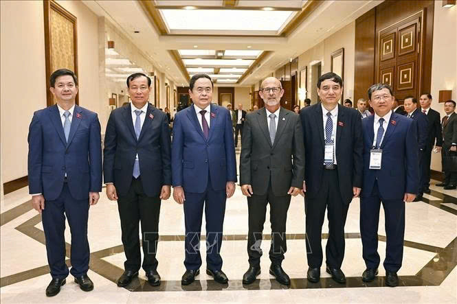 Chủ tịch Quốc hội Trần Thanh Mẫn và Chủ tịch Liên minh Nghị viện Mỹ Latinh, Chủ nhiệm Ủy ban Đối ngoại của Quốc hội Cuba Rolando González chụp ảnh chung với các đại biểu đoàn Việt Nam.