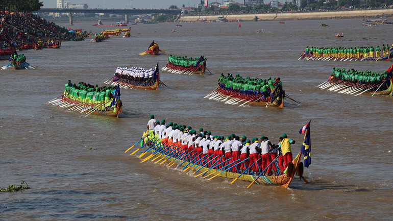 Cuộc đua năm nay có 348 thuyền cùng hơn 20 nghìn vận động viên tham gia. (Ảnh: HUY VŨ)