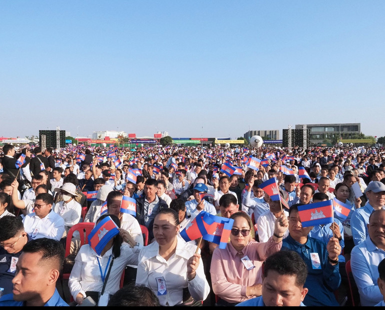 Khoảng 20.000 cán bộ, đảng viên Đảng Nhân dân Campuchia dự lễ kỷ niệm. (Ảnh: NGUYỄN HIỆP)