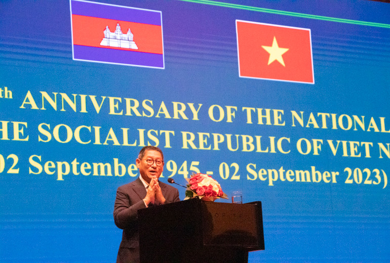 Phó Thủ tướng Campuchia ngài Sok Chenda Sophea chúc mừng nhân dân Việt Nam nhân dịp kỷ niệm Quốc khánh. (Ảnh: Nguyễn Hiệp) Phó Thủ tướng Campuchia ngài Sok Chenda Sophea chúc mừng nhân dân Việt Nam nhân dịp kỷ niệm Quốc khánh. (Ảnh: Nguyễn Hiệp)