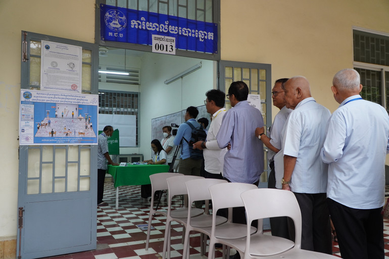 Ban Tổ chức kê hàng ghế để cử tri cao tuổi hoặc có vấn đề về sức khỏe có thể ngồi nghỉ khi làm thủ tục bầu cử. ẢNH: NGUYỄN HIỆP