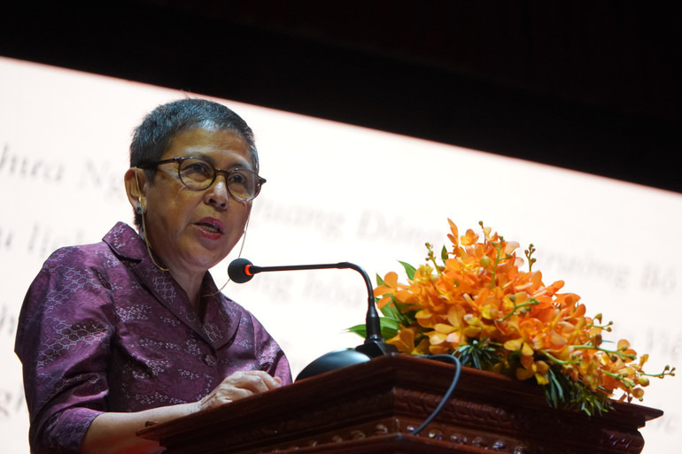 Bộ trưởng Văn hóa và Nghệ thuật Campuchia Phoeurng Sackona chào mừng sự kiện Tuần Văn hóa Việt Nam tại Campuchia năm 2024. (Ảnh: Nguyễn Hiệp)