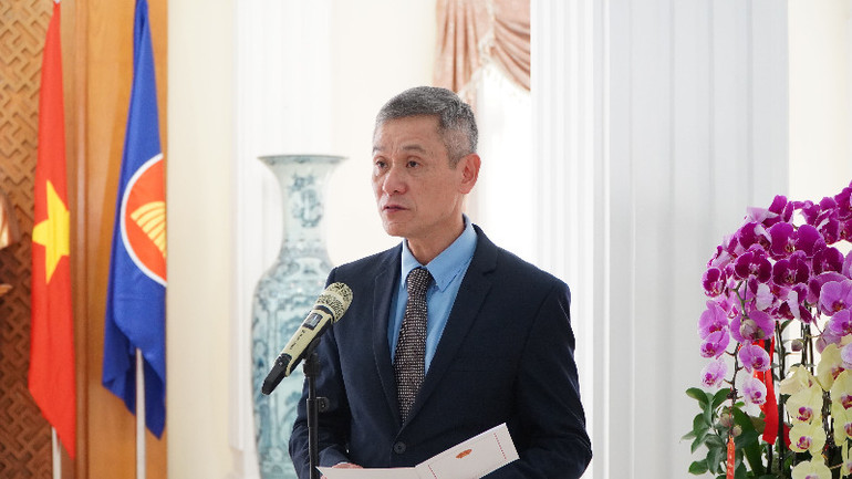 Bí thư Đảng ủy, Đại sứ Nguyễn Minh Vũ phát biểu ý kiến. (Ảnh: NGUYỄN HIỆP)