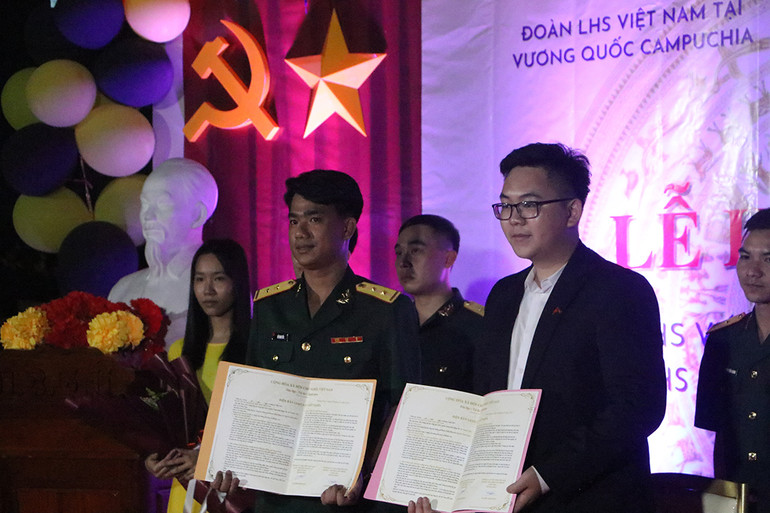 Ký biên bản hợp tác giữa 2 Đoàn lưu học sinh. (Ảnh: NGUYỄN HIỆP)