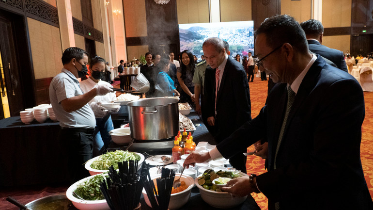 Ẩm thực Việt Nam, đặc biệt là món phở Hà Nội được hầu như toàn bộ khách mời xếp hàng thưởng thức. (Ảnh: NGUYỄN HIỆP)