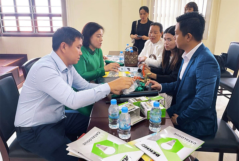 Các đại biểu thảo luận trực tiếp theo nhóm để tìm biện pháp hợp tác hiệu quả. (Ảnh: NGUYỄN HIỆP)