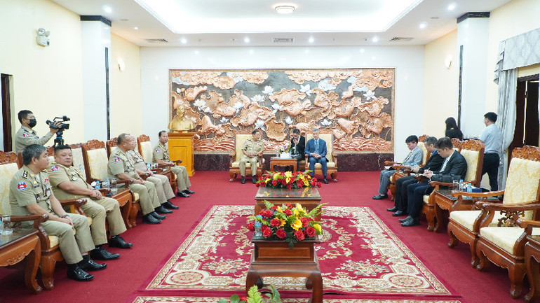 Đại tướng Chhay Kim Khuon (trái) bày tỏ tin tưởng đất nước Việt Nam dưới sự lãnh đạo của Đảng sẽ tiếp tục đạt được những thắng lợi to lớn hơn nữa trên mọi lĩnh vực. (Ảnh: NGUYỄN HIỆP) Đại tướng Chhay Kim Khuon (trái) bày tỏ tin tưởng đất nước Việt Nam dưới sự lãnh đạo của Đảng sẽ tiếp tục đạt được những thắng lợi to lớn hơn nữa trên mọi lĩnh vực. (Ảnh: NGUYỄN HIỆP)