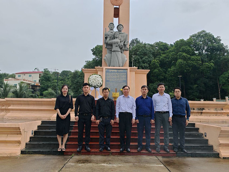 Cán bộ, nhân viên Tổng Lãnh sự quán tại tỉnh Preah Sihanouk dâng hương kỷ niệm 77 năm Ngày Thương binh-Liệt sĩ. (Ảnh: Tổng Lãnh sự quán cung cấp)