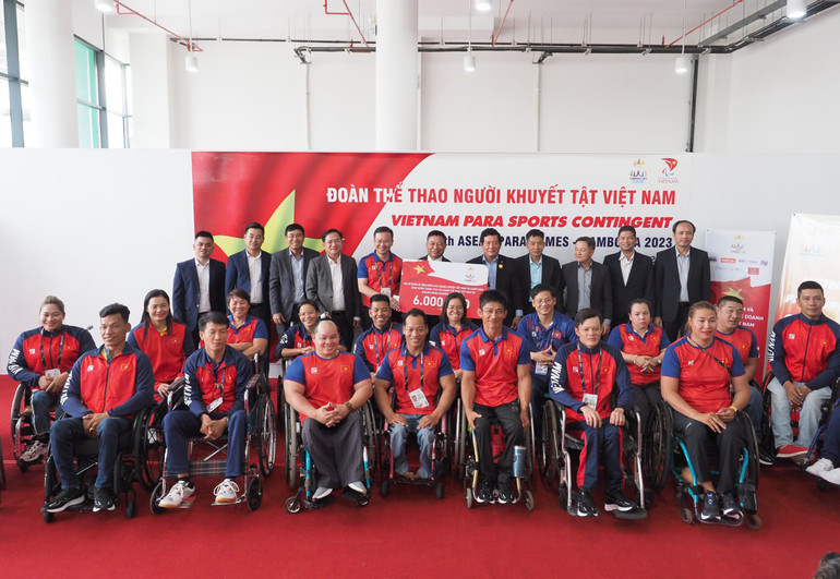 Các đại biểu chụp ảnh lưu niệm với các vận động viên và cán bộ Đoàn thể thao. (Ảnh: NGUYỄN HIỆP)