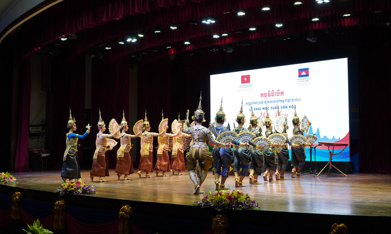 Các nghệ sĩ Campuchia trình diễn tiết mục múa cổ truyền Khmer. (Ảnh: Nguyễn Hiệp)