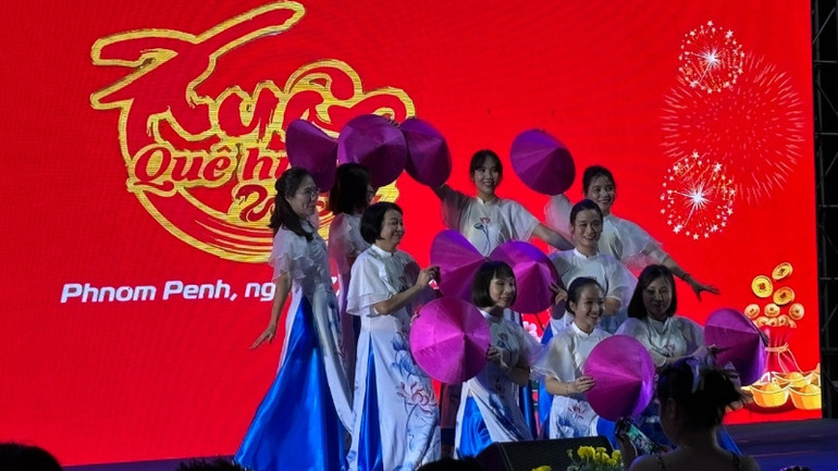 Tiết mục múa Quê hương Việt Nam được nhiệt liệt khen ngợi tại chương trình Xuân Quê hương 2025. (Ảnh: Nguyễn Hiệp)