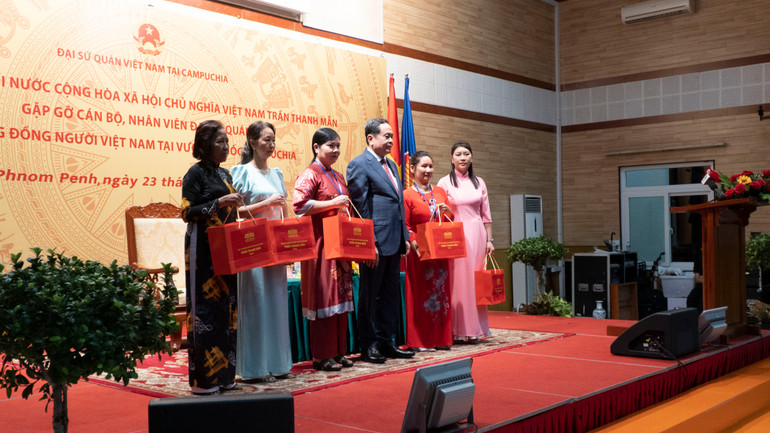 Chủ tịch Quốc hội Trần Thanh Mẫn tặng quà cho một số bà con người gốc Việt Nam tại Vương quốc Campuchia có nhiều thành tích trong công tác cộng đồng. (Ảnh NGUYỄN HIỆP)