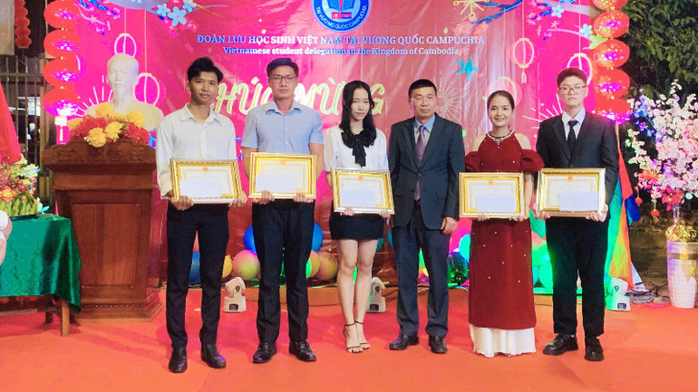 Sinh viên Việt Nam tại Campuchia vui đón năm mới ảnh 3