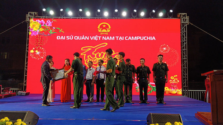 Trao phần thưởng cho những cá nhân có thành tích xuất sắc. (Ảnh: Nguyễn Hiệp)