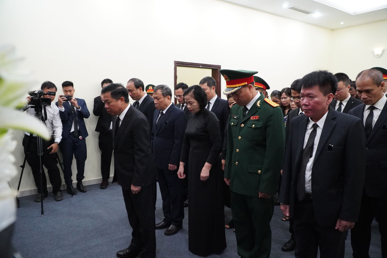 Các đại biểu dành phút mặc niệm, kính cẩn nghiêng mình trước anh linh Tổng Bí thư Nguyễn Phú Trọng (Ảnh: NGUYỄN HIỆP) Các đại biểu dành phút mặc niệm, kính cẩn nghiêng mình trước anh linh Tổng Bí thư Nguyễn Phú Trọng (Ảnh: NGUYỄN HIỆP)