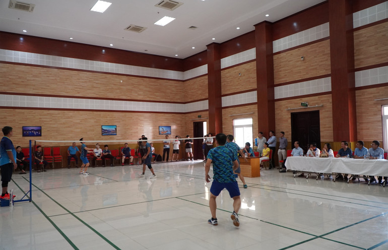 Thi đấu môn cầu lông diễn ra trong hội trường lớn của Đại sứ quán. (Ảnh: Nguyễn Hiệp)