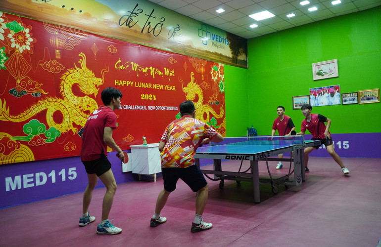Thi đấu bóng bàn tại giải MED115 mở rộng. (Ảnh: Nguyễn Hiệp)