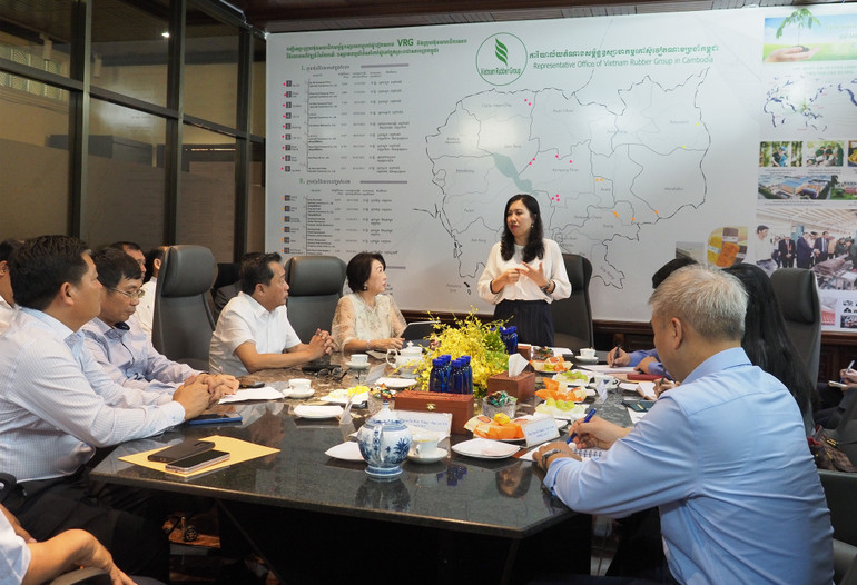 Thứ trưởng Lê Thị Thu Hằng làm việc với Câu lạc bộ Doanh nghiệp Việt Nam tại Campuchia. (Ảnh: Nguyễn Hiệp) Thứ trưởng Lê Thị Thu Hằng làm việc với Câu lạc bộ Doanh nghiệp Việt Nam tại Campuchia. (Ảnh: Nguyễn Hiệp)