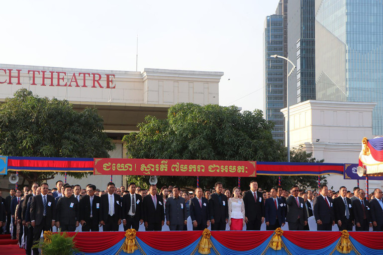 Quảng trường diễn ra sự kiện rực rỡ cờ hoa và những khẩu hiệu "Tinh thần 7/1 bất diệt", "7/1 là ngày sinh lần thứ hai của chúng ta", "Cảm ơn Hòa bình". Ảnh: Nguyễn Hiệp Quảng trường diễn ra sự kiện rực rỡ cờ hoa và những khẩu hiệu "Tinh thần 7/1 bất diệt", "7/1 là ngày sinh lần thứ hai của chúng ta", "Cảm ơn Hòa bình". Ảnh: Nguyễn Hiệp