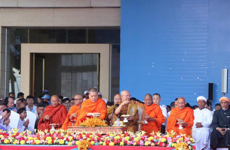 Đại diện các tôn giáo tham dự buổi lễ. (Ảnh: NGUYỄN HIỆP)