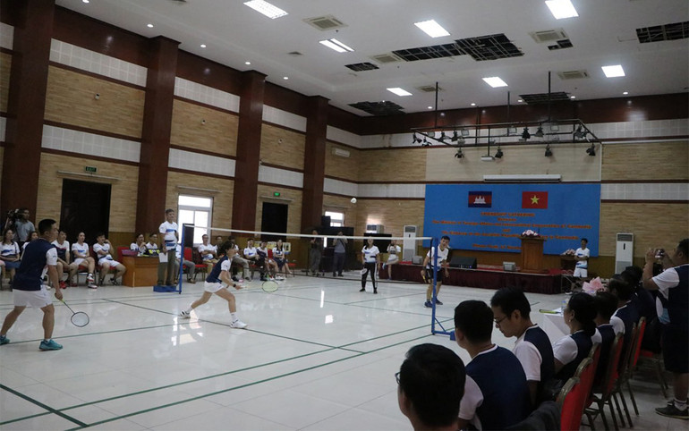 Cầu thủ hai đội thi đấu trong sự cổ vũ nhiệt tình của khán giả (Ảnh: Sơn Xinh)