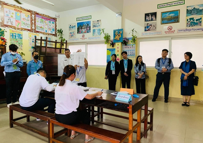 Việc kiểm phiếu bầu diễn ra dưới sự giám sát của các quan sát viên. (Ảnh: Fresh News)