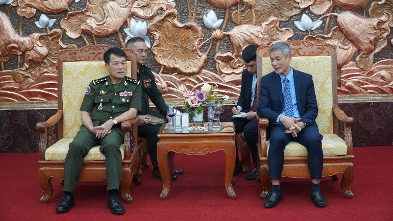 Đại tướng Vong Pisen chúc mừng những thành tựu to lớn mà nhân dân Việt Nam đạt được dưới sự lãnh đạo của Đảng trong thời gian qua. (Ảnh: NGUYỄN HIỆP) Đại tướng Vong Pisen chúc mừng những thành tựu to lớn mà nhân dân Việt Nam đạt được dưới sự lãnh đạo của Đảng trong thời gian qua. (Ảnh: NGUYỄN HIỆP)