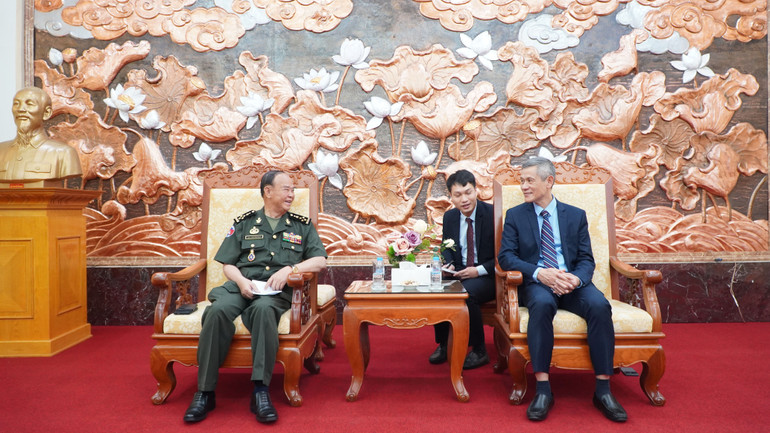 Tư lệnh Lục quân Campuchia Đại tướng Mao Sophan gửi lời chúc Năm mới tốt đẹp nhất đến Đảng, Chính phủ và Nhân dân Việt Nam anh em. (Ảnh: NGUYỄN HIỆP) Tư lệnh Lục quân Campuchia Đại tướng Mao Sophan gửi lời chúc Năm mới tốt đẹp nhất đến Đảng, Chính phủ và Nhân dân Việt Nam anh em. (Ảnh: NGUYỄN HIỆP)