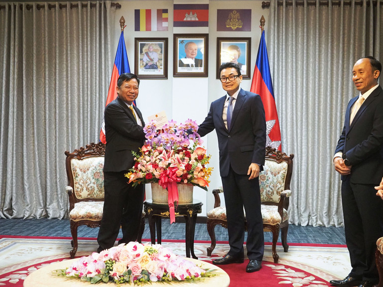 Đại sứ Nguyễn Huy Tăng (trái) và Quốc vụ khanh Bộ Ngoại giao và Hợp tác quốc tế Campuchia Ung Rachana chúc mừng những thành quả to lớn trong quan hệ hữu nghị và hợp tác toàn diện giữa hai đất nước. (Ảnh: Nguyễn Hiệp)