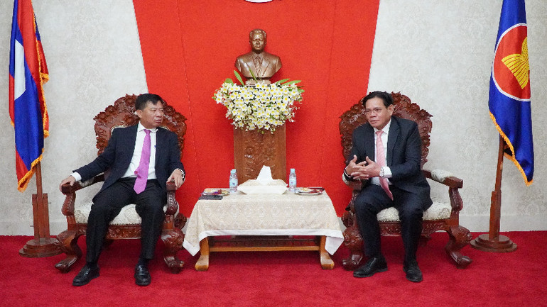 Đại sứ Nguyễn Huy Tăng (trái) và Đại sứ Lào Buakeo Phumvongsay. (Ảnh: Nguyễn Hiệp)