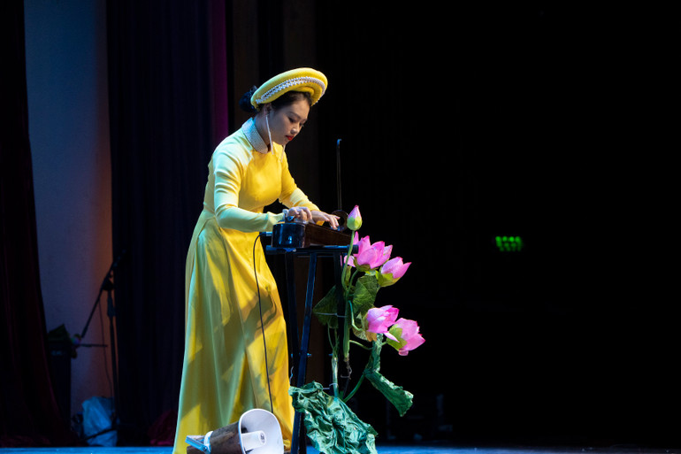 Khán giả Campuchia và quốc tế đặc biệt yêu thích tiết mục biểu diễn đàn bầu Việt Nam. (Ảnh: Nguyễn Hiệp)