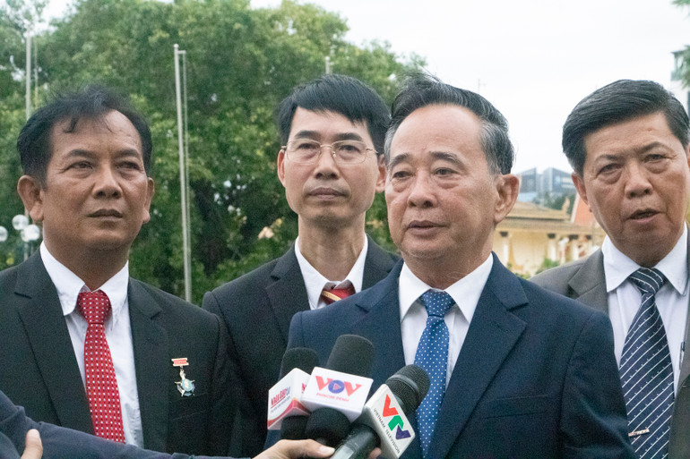 Ông Châu Văn Chi bày tỏ tình cảm của bà con gốc Việt với quê hương và các anh hùng liệt sĩ.(Ảnh: NGUYỄN HIỆP)