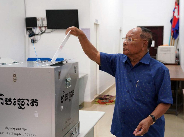 Chủ tịch Quốc hội Samdech Heng Samrin bỏ phiếu.