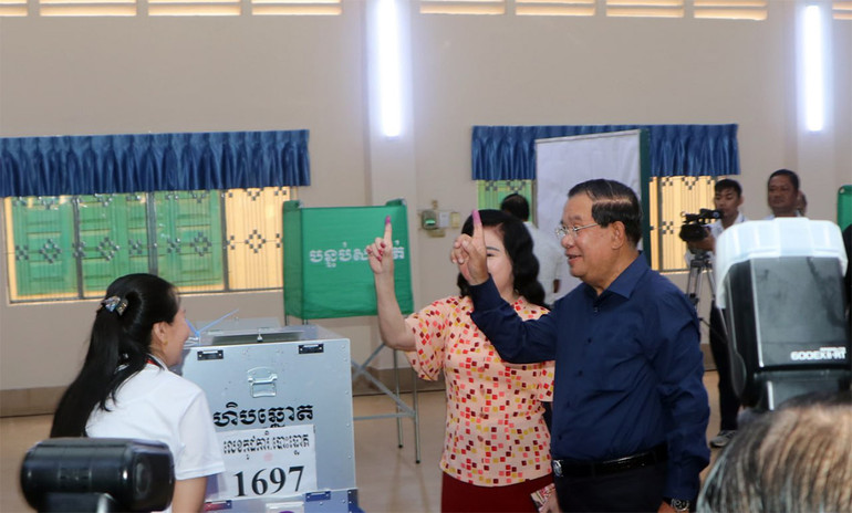 Chủ tịch Đảng Nhân dân Campuchia, Thủ tướng Samdech Hun Sen và phu nhân bỏ phiếu tại thành phố Ta Khmau, tỉnh Kandal.