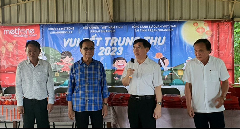 Tổng Lãnh sự Lại Xuân Chiến chia sẻ với các cháu thiếu nhi và bà con cộng đồng (Ảnh: Nguyễn Hiệp)