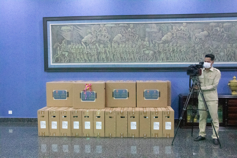 Quà tặng của Quốc hội Việt Nam sẽ giúp bổ sung trang thiết bị văn phòng cần thiết cho các Ủy ban trực thuộc Thượng viện Campuchia. (Ảnh: Nguyễn Hiệp) Quà tặng của Quốc hội Việt Nam sẽ giúp bổ sung trang thiết bị văn phòng cần thiết cho các Ủy ban trực thuộc Thượng viện Campuchia. (Ảnh: Nguyễn Hiệp)