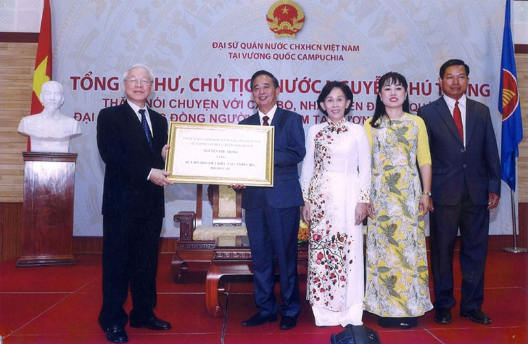 Tổng Bí thư, Chủ tịch nước Nguyễn Phú Trọng trao quà tặng bà con người gốc Việt Nam tại Campuchia nhân chuyến thăm đất nước Chùa Tháp vào tháng 2 năm 2019. (Ảnh: Hội Khmer-Việt Nam cung cấp) Tổng Bí thư, Chủ tịch nước Nguyễn Phú Trọng trao quà tặng bà con người gốc Việt Nam tại Campuchia nhân chuyến thăm đất nước Chùa Tháp vào tháng 2 năm 2019. (Ảnh: Hội Khmer-Việt Nam cung cấp)