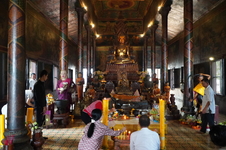 Ngày thứ nhất trong Tết Khmer, mọi người lên chùa làm lễ rước Đại lịch (Ảnh: Nguyễn Hiệp)