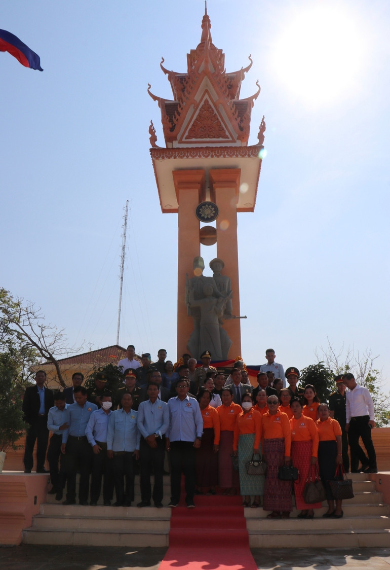 Đài Hữu nghị Việt Nam-Campuchia tỉnh Kampong Speu. Ảnh: Mạnh Hiệp